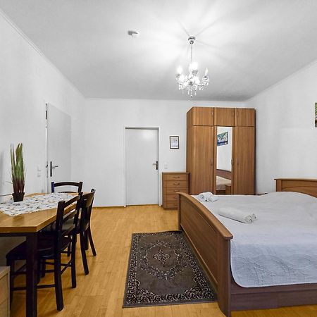 Spacious Three-Bedroom, Three King-Size Beds Wien Exterior foto